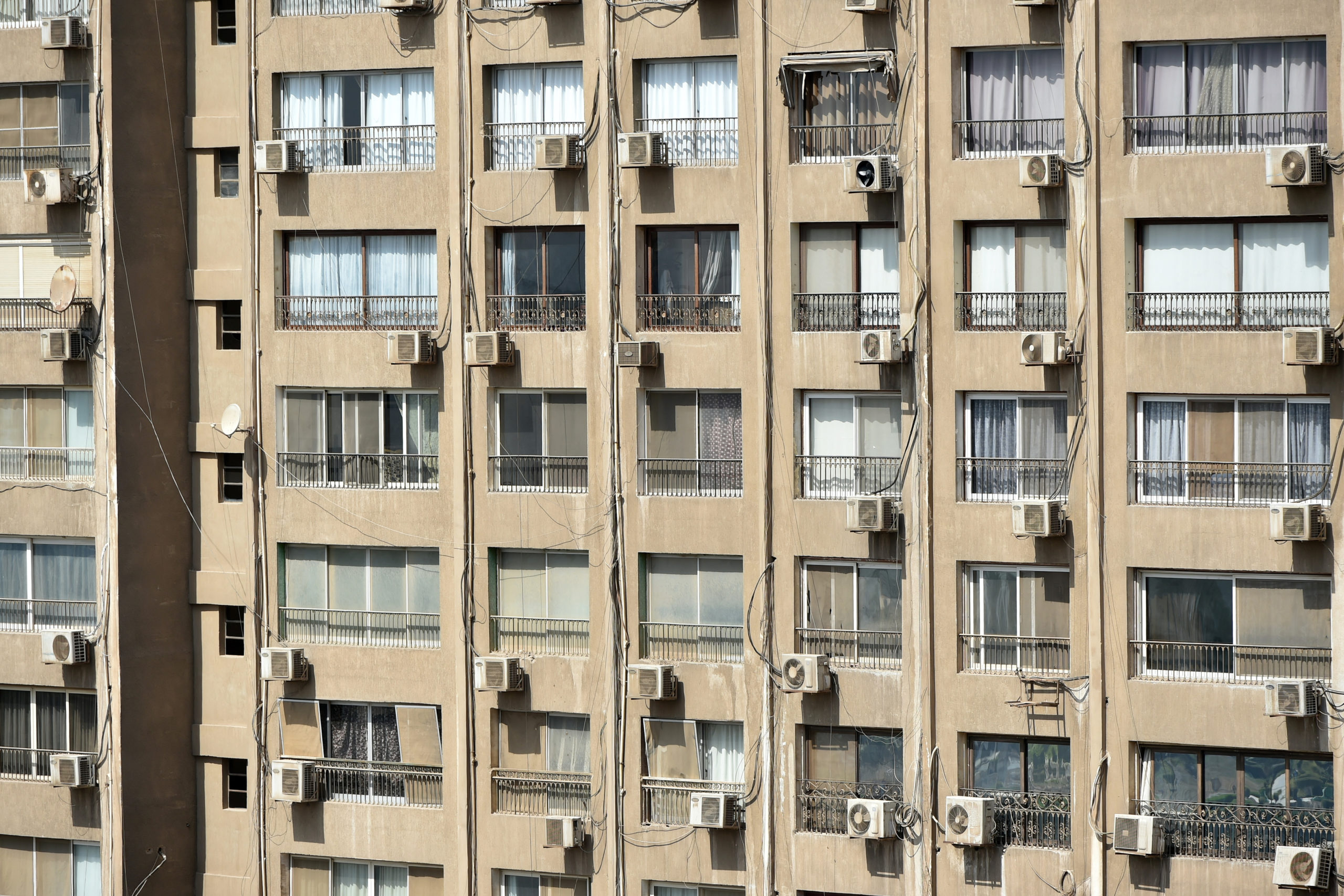 Your Landlord Doesn’t Have to Provide Air Conditioning, but They Should! / ¡Su propietario no tiene que proveerle aire acondicionado, pero debería hacerlo!